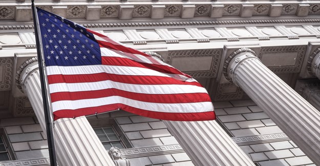 American flag outside of US Dept of Commerce